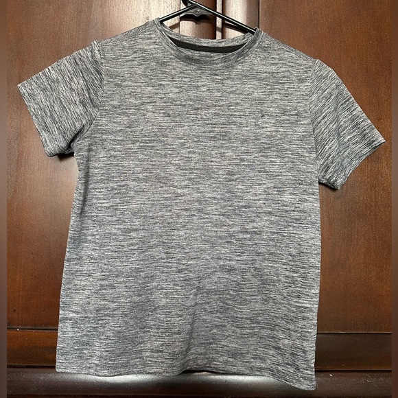 Old Navy active Boy’s t-shirt - Picture 6 of 6